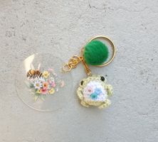Schlüsselanhänger mit Biene Blumen und  Amigurumi  Frosch   